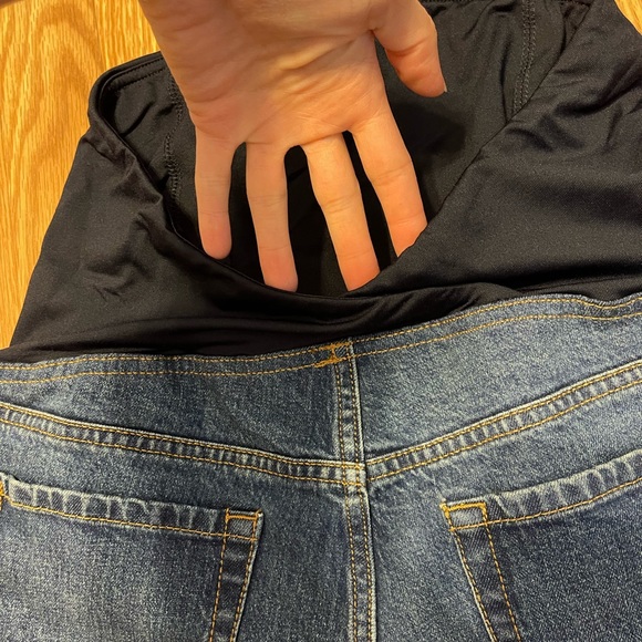 Isabel maternity shorts with crossover panel - Picture 5 of 5